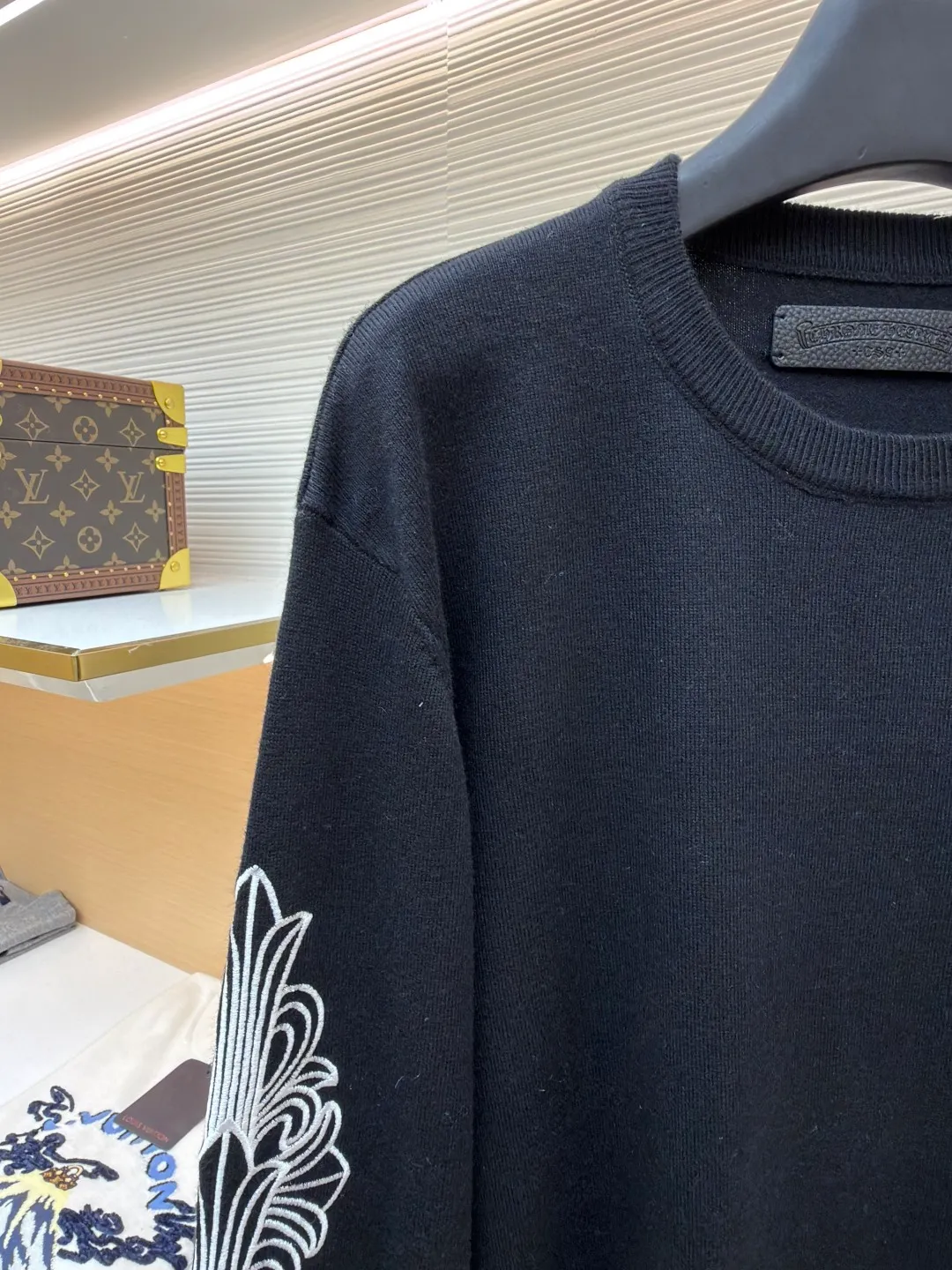 Chrome Hearts scroll embroidered sweater ●Item number: 1682476-A85 ●Fabric: wool fabric ●Technology: embroidery production ●Color: black ●Version: loose fit ●Weight: about 475 grams ●Size: S-M-L-XL ●Description: Select high-quality wool and cashmere raw materials, blended according to a certain proportion. Wool provides warmth and durability, while cashmere gives clothing a soft, delicate feel. The combination of the two makes the fabric both comfortable and practical. Different from market products, our sweaters feel softer and waxier. We use the shrinking characteristics of cashmere fiber to shrink the sweaters. Ironing knitted sweaters to make them smoother and crisper while maintaining style characteristics. The ironing process requires precise control of temperature and pressure to prevent clothing from deforming or being damaged. The overall wiring is straight and delicate, the fabric is comfortable and soft, and the color is consistent without color difference. It can be matched with the same style to create a fashionable look and control various occasions. Customized accessories, complete with three standards, same style for men and women!